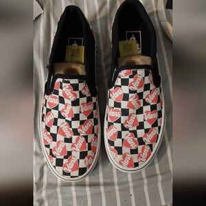 Vans with 💕  perfect for valentines. They are size 8.5